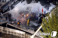 살수차 동원된 노동절