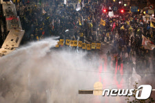 살수차 동원된 노동절