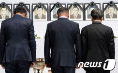 육탄10용사의 충용을 기립니다