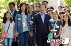 학교 앞 안전시설 둘러보는 박원순 시장