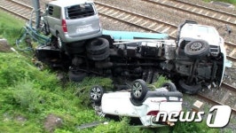 부산 가야선 철로에 차량 3대 추락…무궁화호 운행 중단(2보)