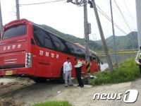 초등생 태우고 논으로 들어간 관광버스