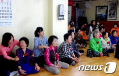 울산 양지초교 학부모회, 복지관에 사랑의 카네이션 전달