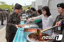 (주)풀무원푸드앤컬처 35사단신병교육대대 | ‘위문공연에 독지가 음식봉사까지’…35사단, 풍성했던 하루