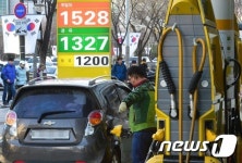 휘발유값 연일 상승에 1300원대 주유소 자취 감췄다