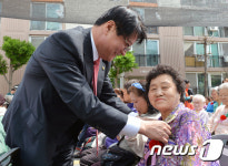 카네이션 달아주는 원창묵 원주시장