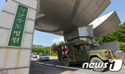국군수도병원 나서는 군 구급차량
