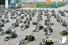 예비군 훈련장의 총기 정렬