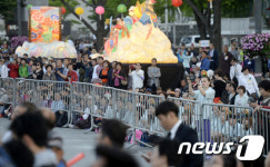 스마트폰으로 진혼제 찰칵
