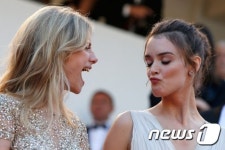 [사진]샬롯 르 본, 그대는 장난꾸러기