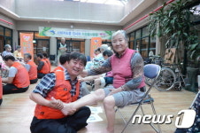 화천군, 지역 지도층 인사 노인요양시설 찾아 봉사활동