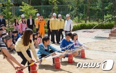 학생들의 소화기 작동법 교육 참관하는 이성호 차관