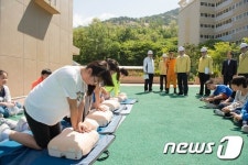 심폐소생술 교육 참관하는 이성호 차관