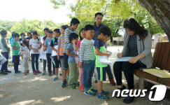 아이들에게 싸인해주는 박성현 감독