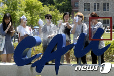 여성단체 회원들 분노의 분칠