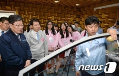 윤상직 장관, 자동차 부품 생산공장 견학