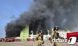 김포 제일모직 물류창고 화재…경비원 1명 사망