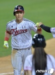 솔로홈런 축하받는 오지환