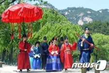 신록의 계절, 궁을 거닐자