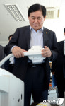 의료기기 체험 중인 최경환 부총리