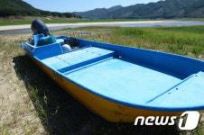 극심한 가뭄으로 갈 곳 없는 보트
