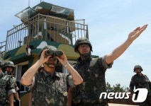 북녘 바라보는 최윤희 합참의장