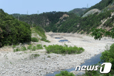 가뭄에 물만 고여있는 오봉댐 상류