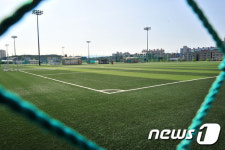 함성 소리 뚝 끊어진 축구장