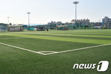 발길 끊어진 축구장