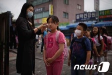 [사진]메르스 확산에 체온검사 받는 서울어린이들