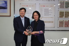 한국銀 광주전남, 동전모으기 운동 어룡초교에 감사패