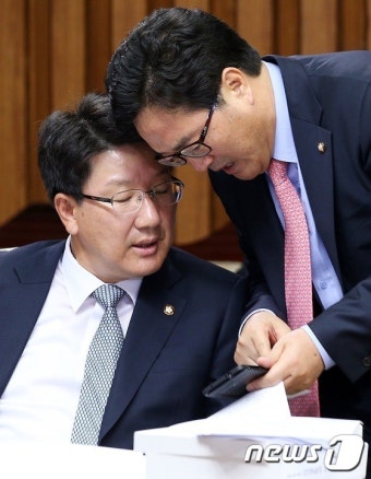 머리 맞댄 권성동-우원식 간사