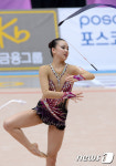 체조요정 손연재, 어개 넘어로 살짝