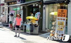 한산한 명동 화장품 매장