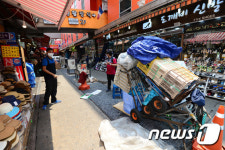 북적거려야할 시장골목이...