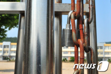 굳게 닫힌 교문