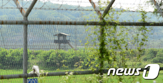 중서부 전선에서 귀순한 북한 남성, 대한민국 국군 즉각 대응하여 안전 귀순 도왔다