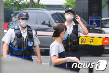 병원 일대 순찰 도는 경찰들