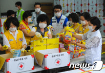 부산적십자사 메르스 격리자에게 응급구호품 전달