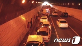 부산 해운대 장산2터널서 5중 추돌사고…1명 부상