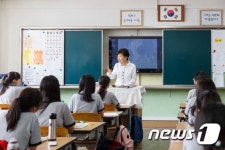 박 대통령, 수업 재개한 서울여자중학교 방문