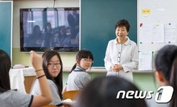 박 대통령, 서울여자중학교 방문