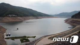 춘천 소양강댐...바닥이 보인다