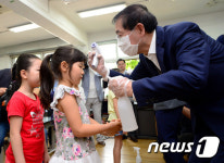 초등학생들 체온 재는 박원순 시장