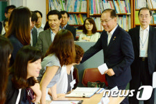 초등학교 학부모 만난 황우여 부총리