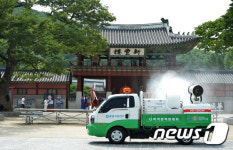 화성행궁 방역하는 팔달구보건소