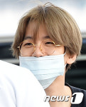 엑소 백현, 동글 동글한 안경쓰고 깨알 미소!