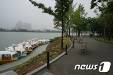 인적 없는 대구시 수성못 산책로