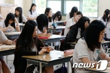 학업성취도 평가 준비하는 고2 학생들