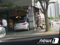 군산서 30대 여성 운전 차량 카페로 돌진해 2명 부상